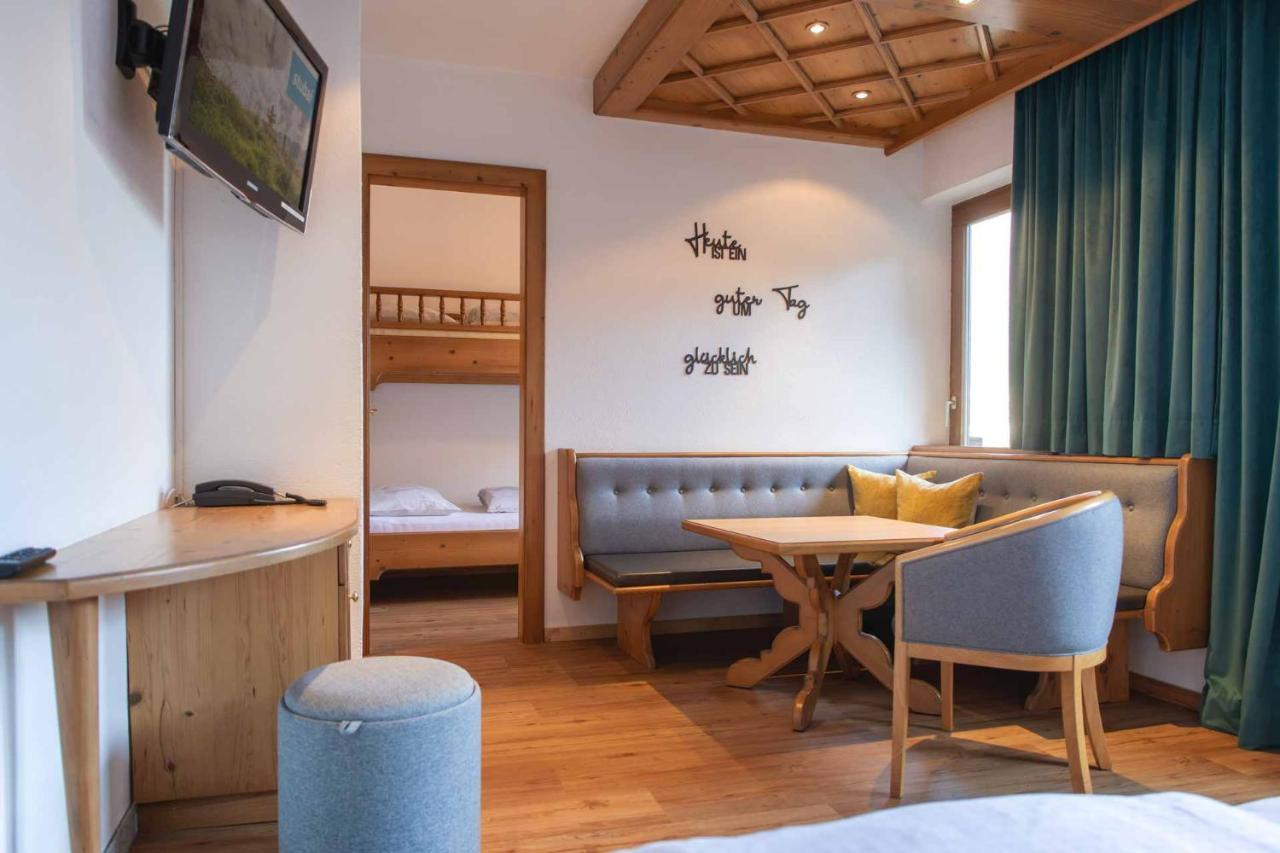 Familien- & Vitalhotel Auenhof フルプメス エクステリア 写真